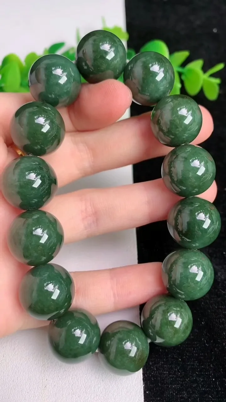 天然A货翡翠圆珠手串14颗，尺寸15.9，重:94.12g6月18日
工厂直销收藏佳品,种好水足，色