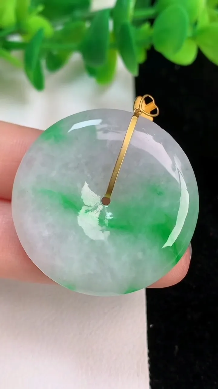 天然A货翡翠平安扣吊坠，尺寸35.4-5.4，重量:14.38g
6月18日
