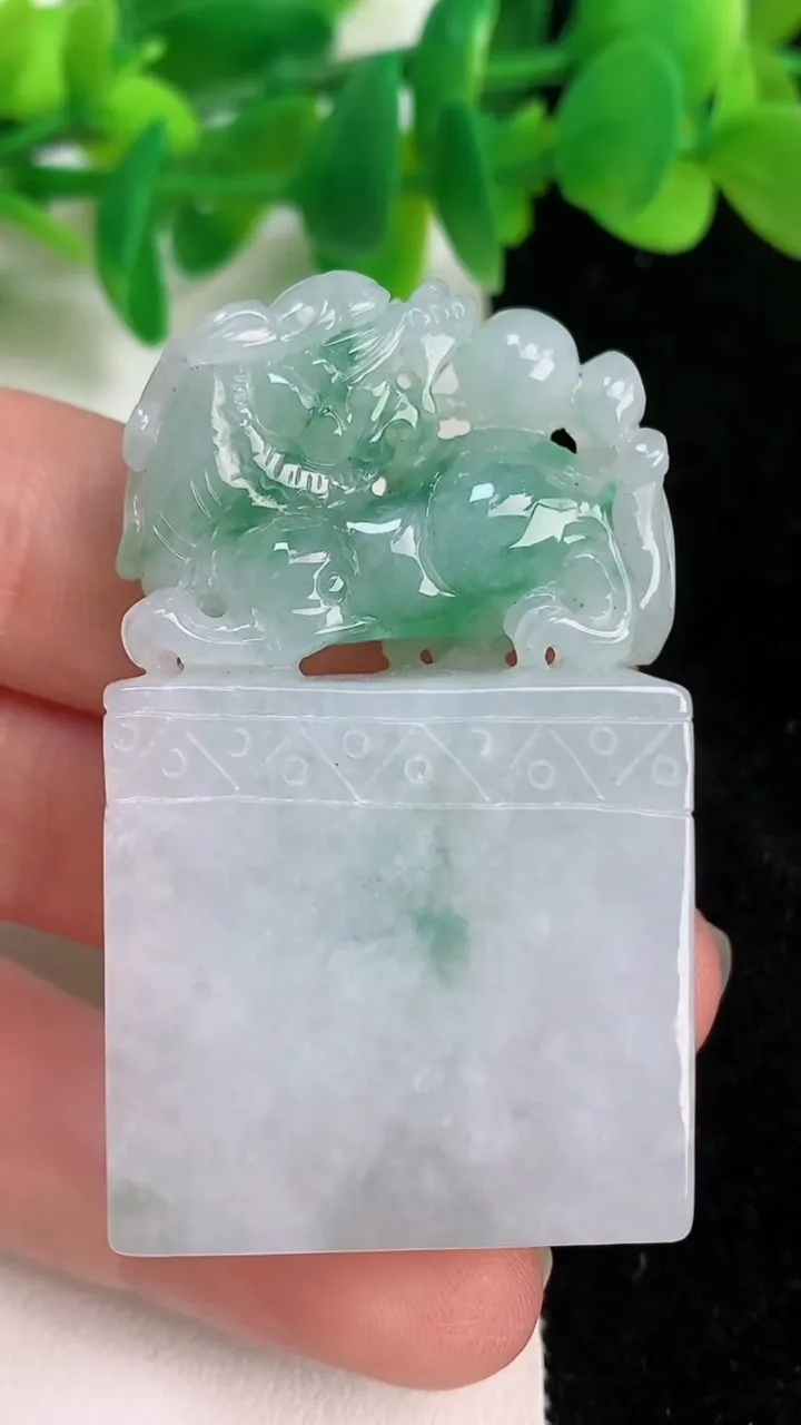 天然A货翡翠麒麟印章吊坠，尺寸52-31.3-11.6，重量:49.21g
6月18日