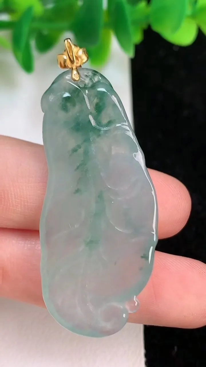 天然A货翡翠种飘花一鸣惊人吊坠，尺寸47-20.3-6.6，重量:12.60g
6月18日