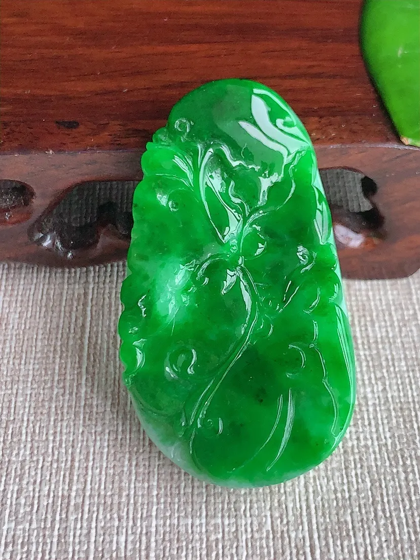 天然A货翡翠飘阳绿连年有余吊坠 尺寸48.2×27×8.2m量20.16g 0617