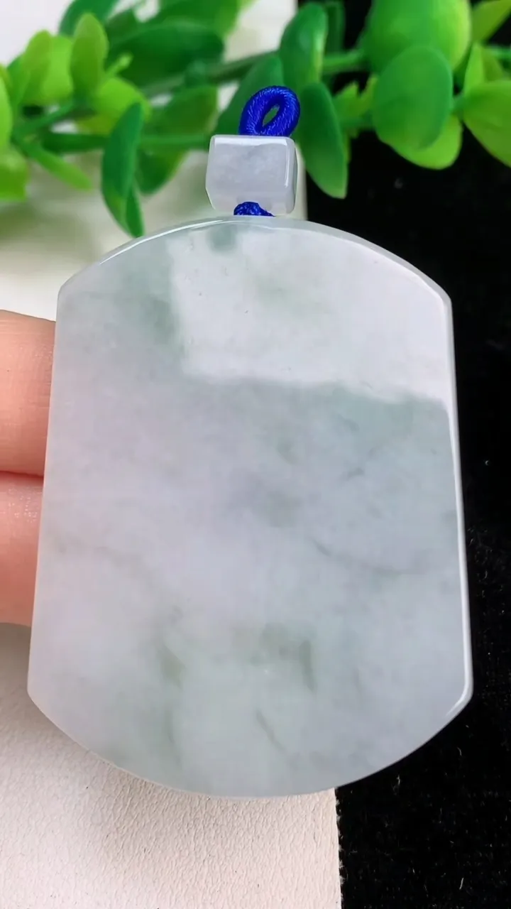 天然A货翡翠飘花无事牌吊坠，尺寸53.5-40-6，重量:38.15g
6月18日