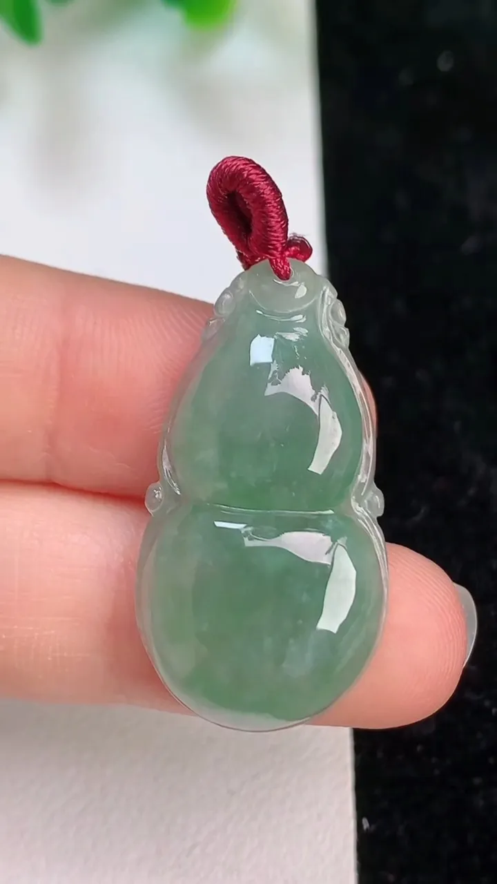 天然A货翡翠葫芦吊坠，尺寸31-16.8-5.5，重量:5.09g
6月18日