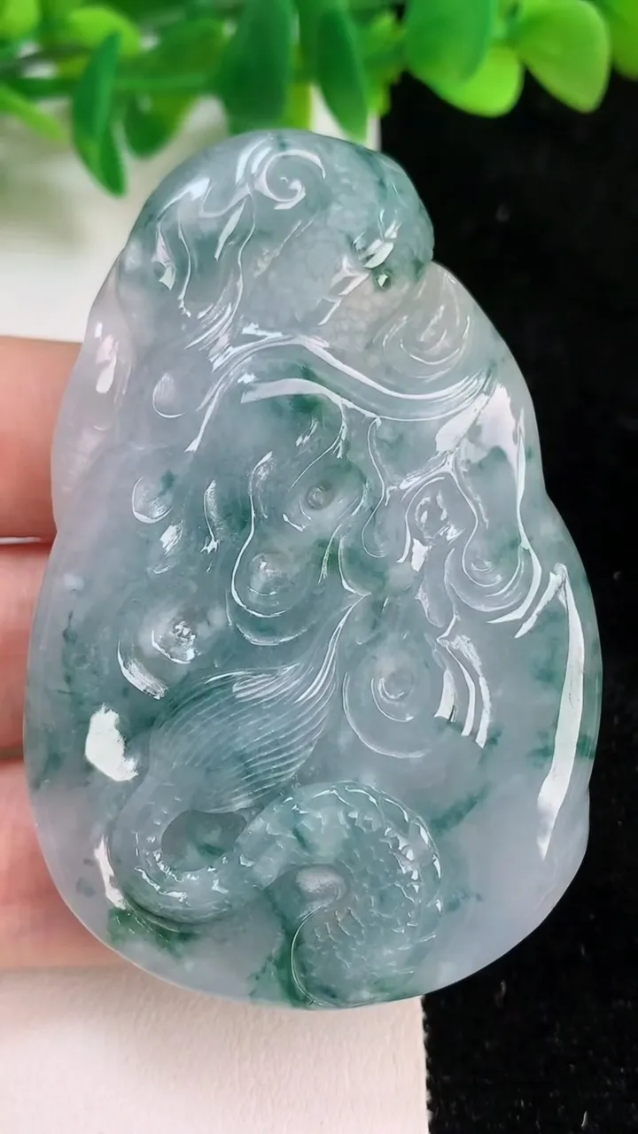 天然A货翡翠飘花龙牌吊坠，尺寸66-43-11，重:55.62g
6月18日