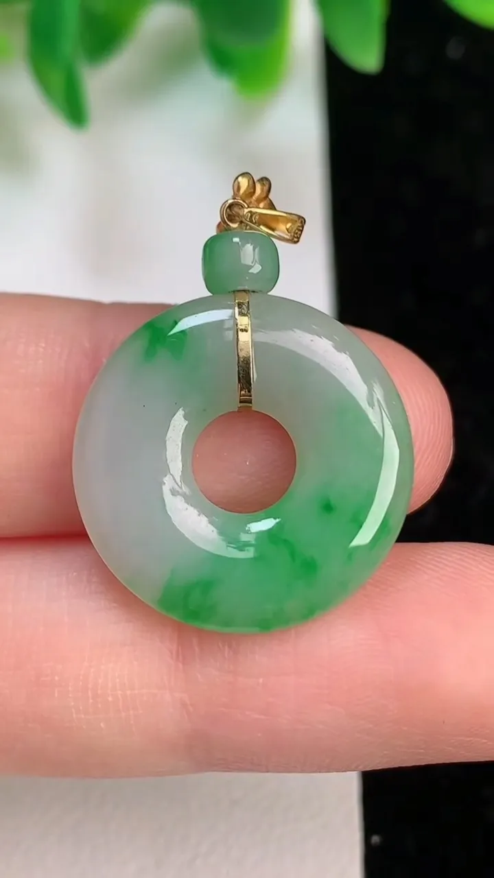 天然A货翡翠平安环吊坠，尺寸20.2-3.2，重量:2.88g
6月18日