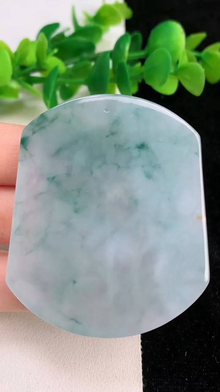 天然A货翡翠飘花生肖虎吊坠，尺寸56.7-47.8-5.7，重量:33.73g
6月18日
