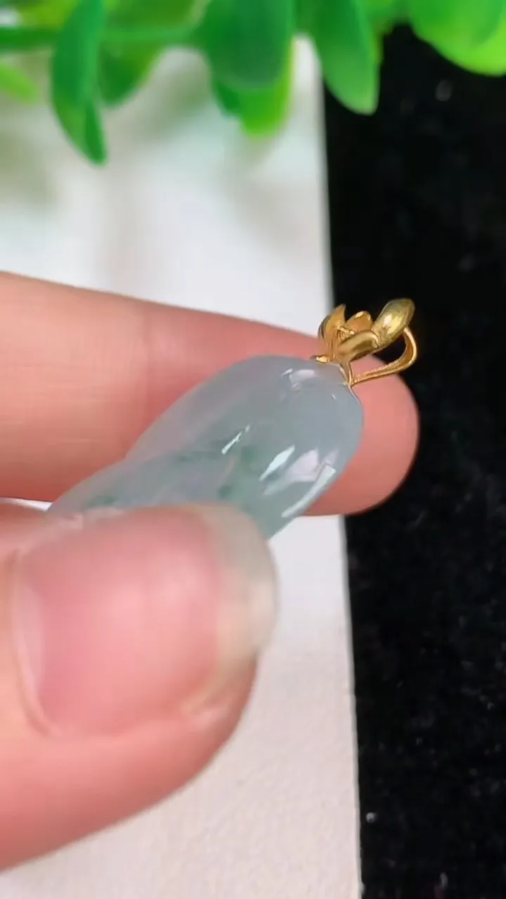 天然A货翡翠18k金飘花金枝玉叶 叶子吊坠，尺寸34-20.2-3.5，重量:5.22g
6月18日