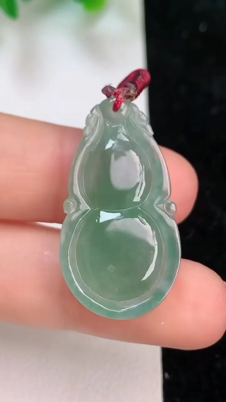 天然A货翡翠葫芦吊坠，尺寸31-16.8-5.5，重量:5.09g
6月18日