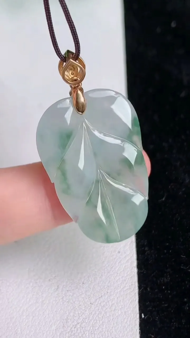 天然A货翡翠飘花金枝玉叶 叶子吊坠，尺寸29-19.2-4，重:4.96g
6月18日