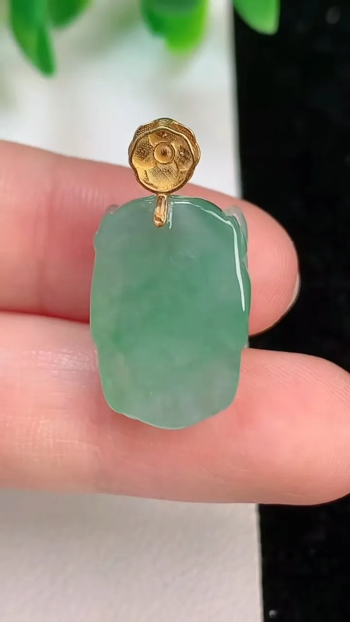 天然A货翡翠龙牌吊坠，尺寸18-13-7.8，重量:4.00g
6月18日