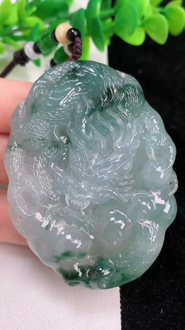 天然A货翡翠种飘花龙牌吊坠，尺寸67.5-50.8-12.2，重:75.65g
6月18日