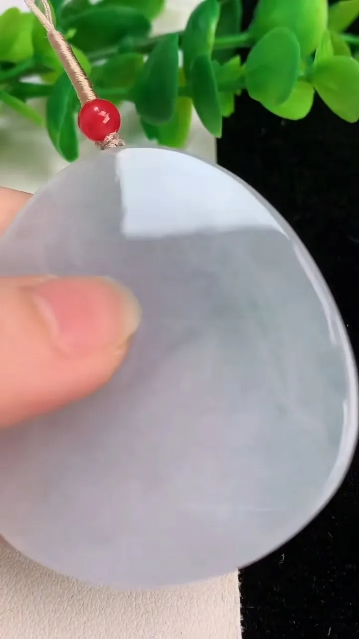 天然A货翡翠度母吊坠，尺寸56.8-48.2-6，重量:33.70g
6月18日