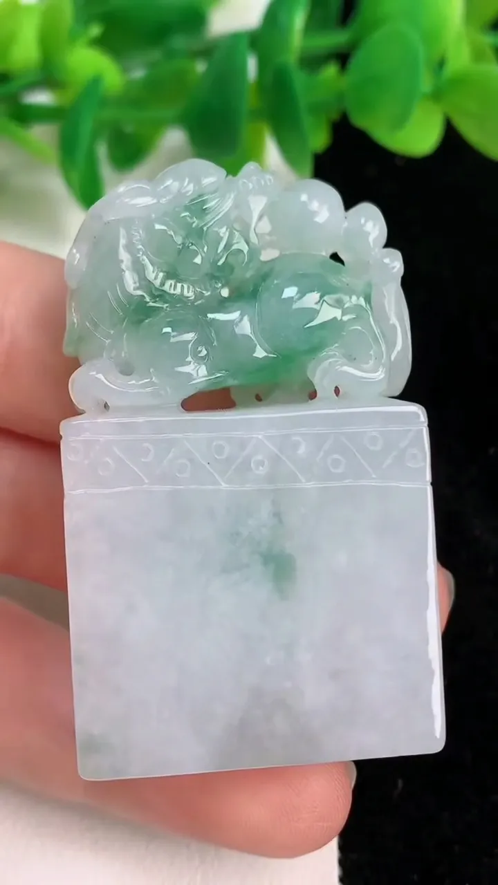 天然A货翡翠麒麟印章吊坠，尺寸52-31.3-11.6，重量:49.21g
6月18日