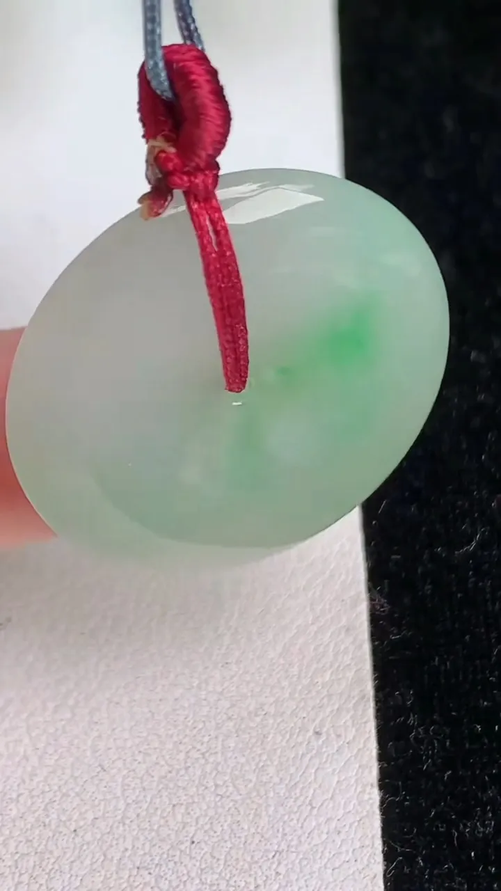 天然A货翡翠平安扣吊坠，尺寸26.7-5，重量:7.56g
6月18日