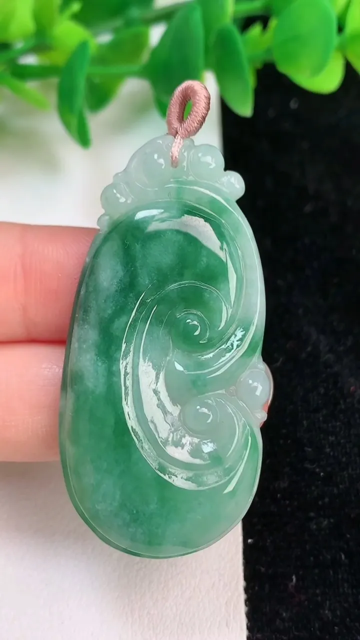 天然A货翡翠如意吊坠，尺寸50.4-25-5.4，重量:13.23g
6月18日