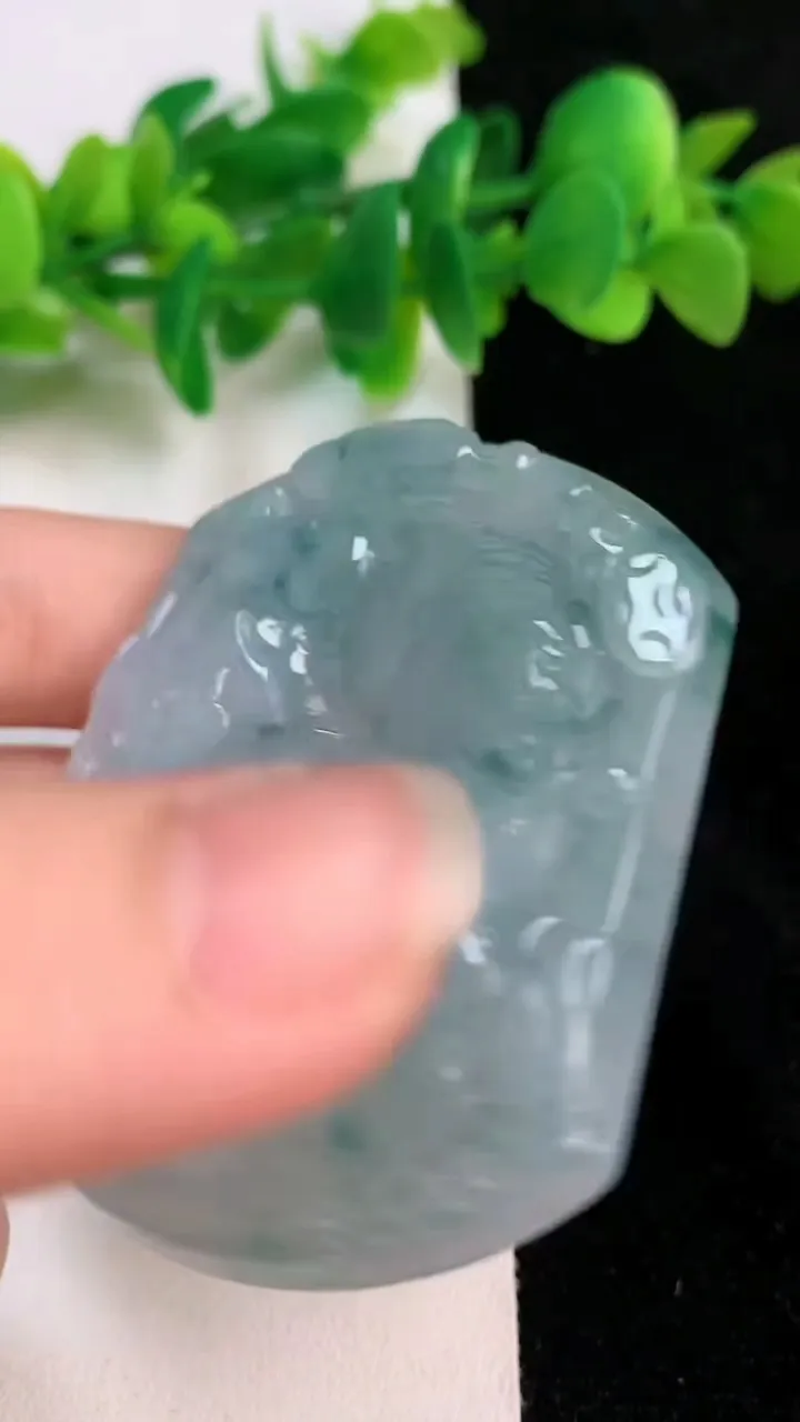 天然A货翡翠飘花生肖虎吊坠，尺寸56.7-47.8-5.7，重量:33.73g
6月18日