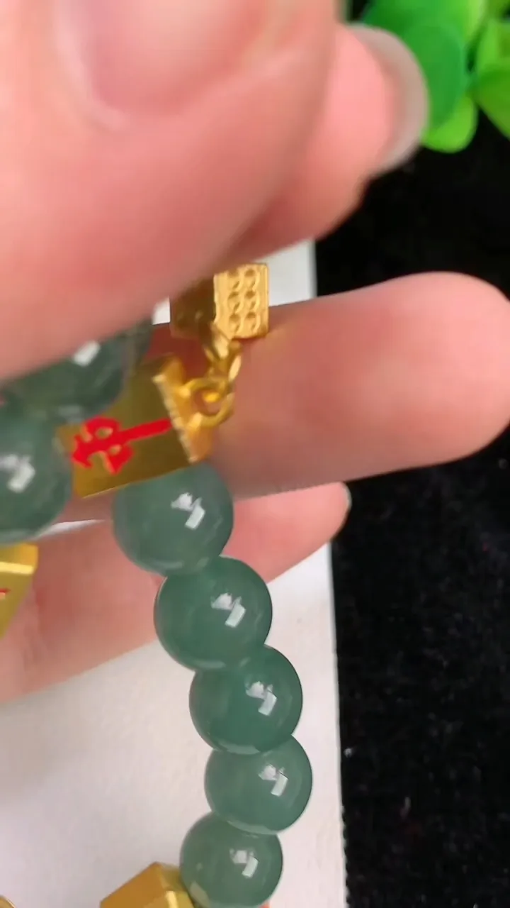 天然A货翡翠圆珠手链，尺寸8.8，重量:30.65g6月18日
工厂直销收藏佳品,种好水足，色泽均匀，有种有色，上手高大气！