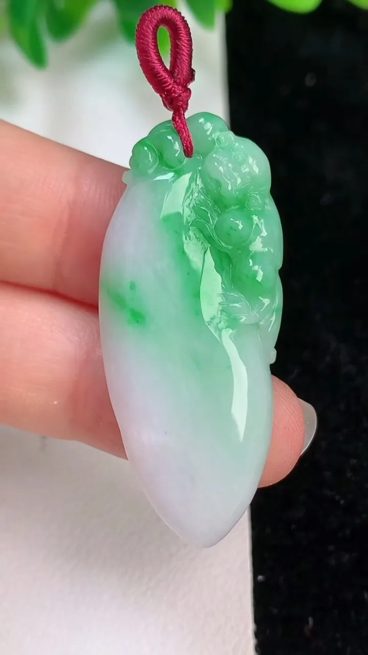 天然A货翡翠福瓜吊坠，尺寸43-18.5-5.8，重量:8.66g
6月18日