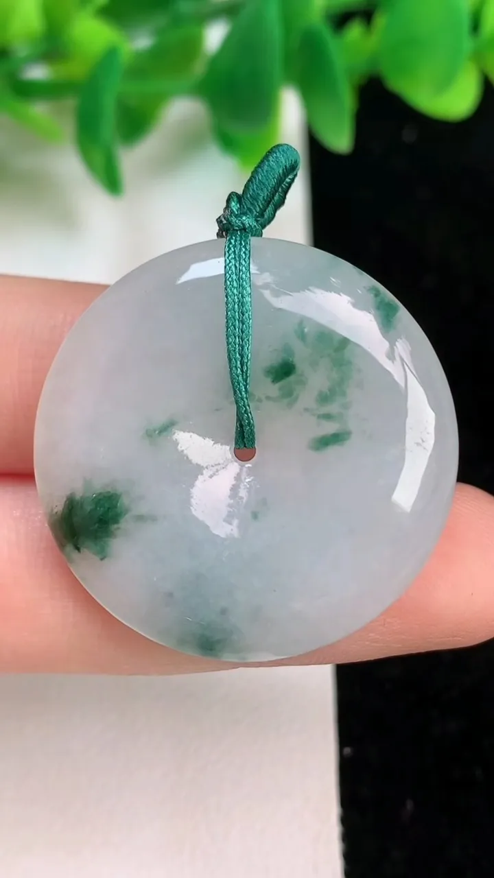 天然A货翡翠飘花平安扣吊坠，尺寸30.5-5.4，重量:10.67g
6月18日