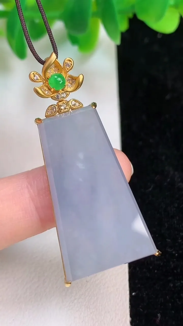 天然A货翡翠种紫罗兰无事牌吊坠，尺寸43.8-33-18.8-6.7，重量:8.60g
6月18日