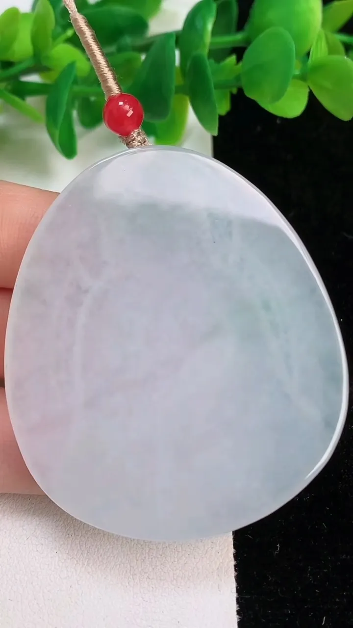 天然A货翡翠度母吊坠，尺寸56.8-48.2-6，重量:33.70g
6月18日