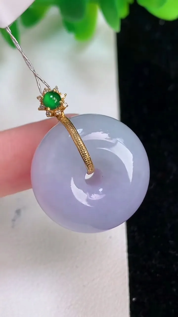 天然A货翡翠18k金紫罗兰平安扣吊坠，尺寸22.3-11.3，重量:12.56g
6月18日