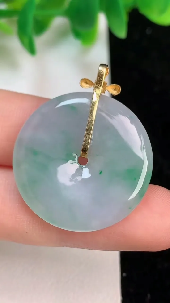 天然A货翡翠平安扣吊坠，尺寸36.7-3.7，重量:5.84g
6月18日