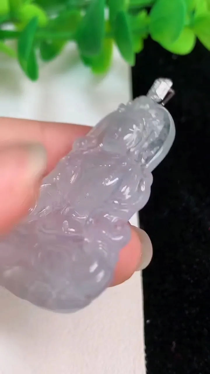天然A货翡翠种白冰度母吊坠，尺寸44.3-29-4.6，重量:10.77g
6月18日