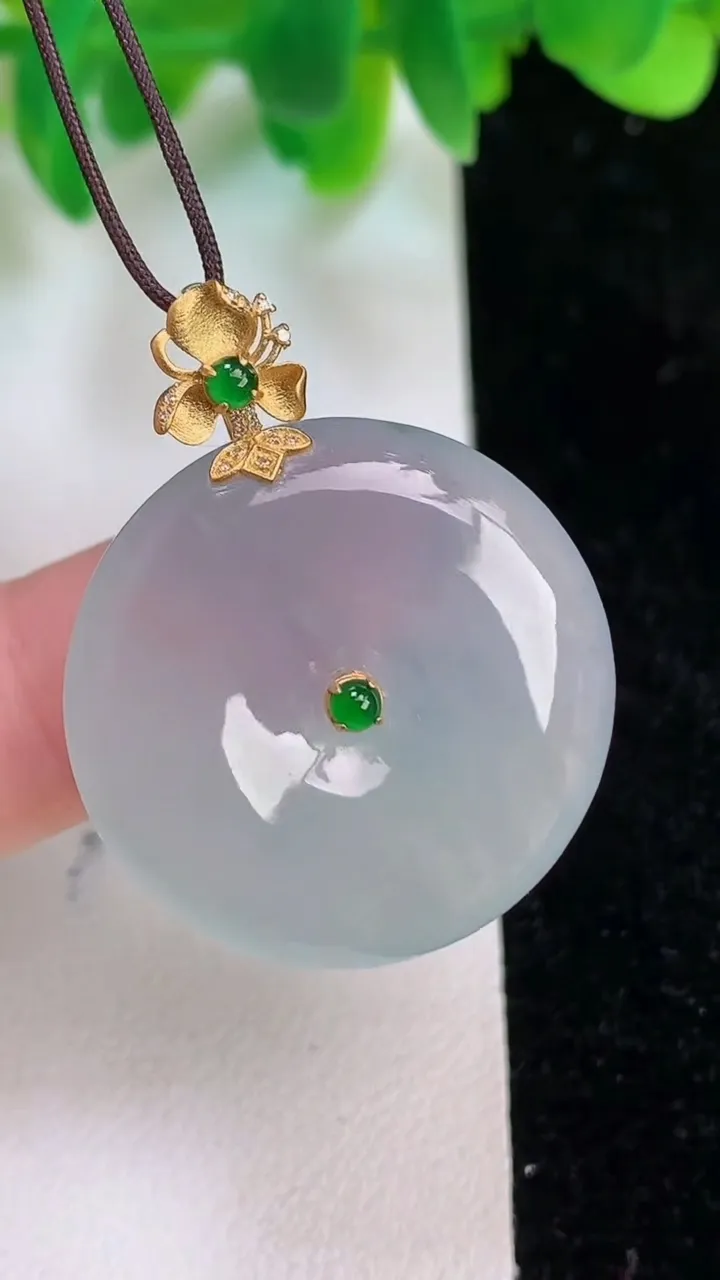 天然A货翡翠种平安扣吊坠，尺寸27-5.8，重量:9.78g
6月18日