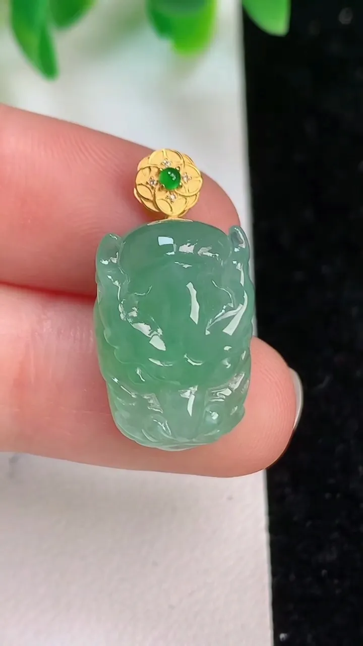 天然A货翡翠龙牌吊坠，尺寸18-13-7.8，重量:4.00g
6月18日