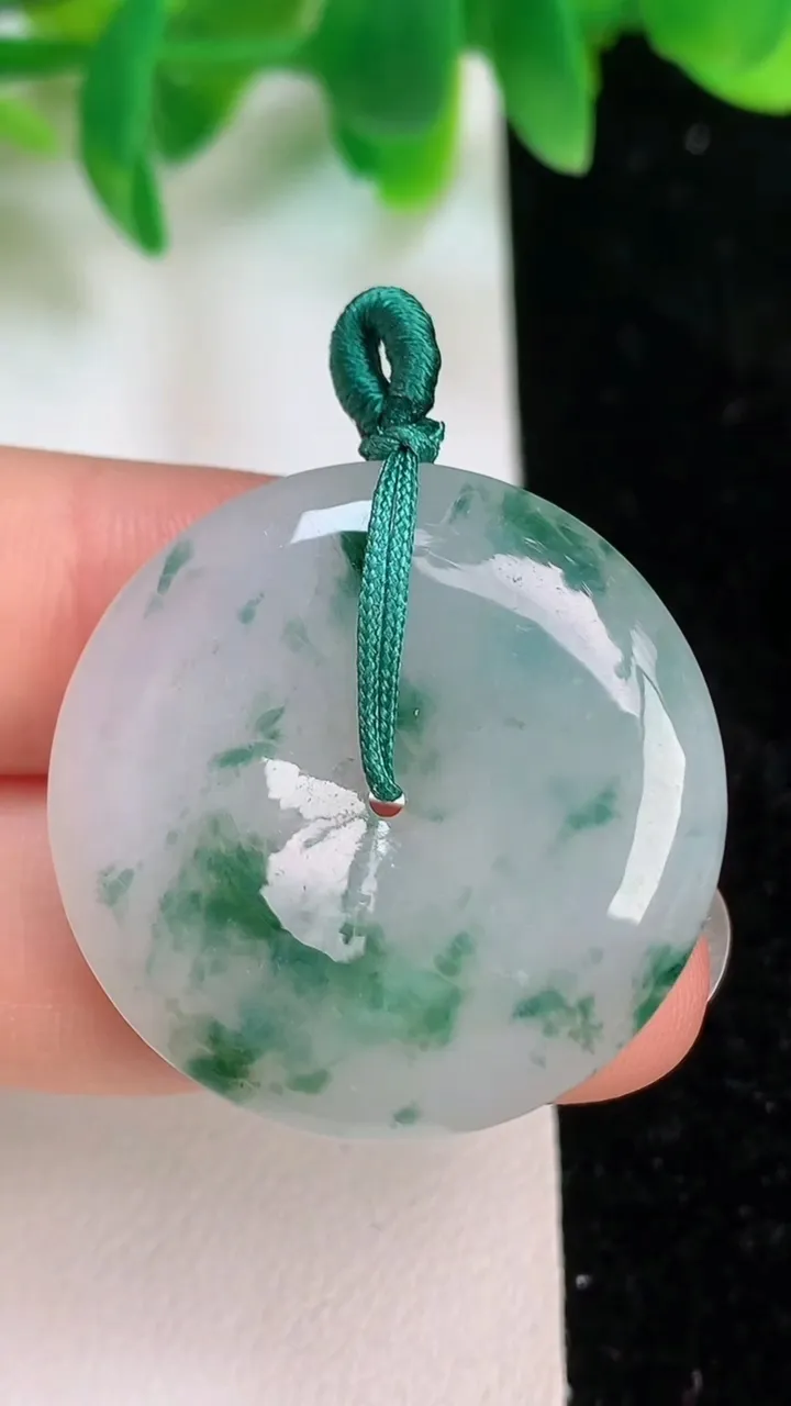 天然A货翡翠飘花平安扣吊坠，尺寸29.4-5.6，重量:9.00g
6月18日