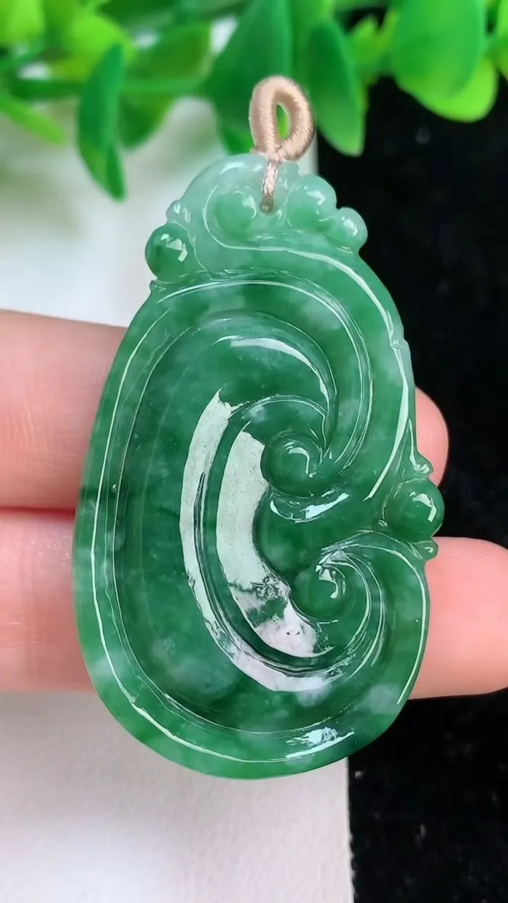 天然A货翡翠如意吊坠，尺寸48.5-27.7-5.2，重量:13.55g
6月18日