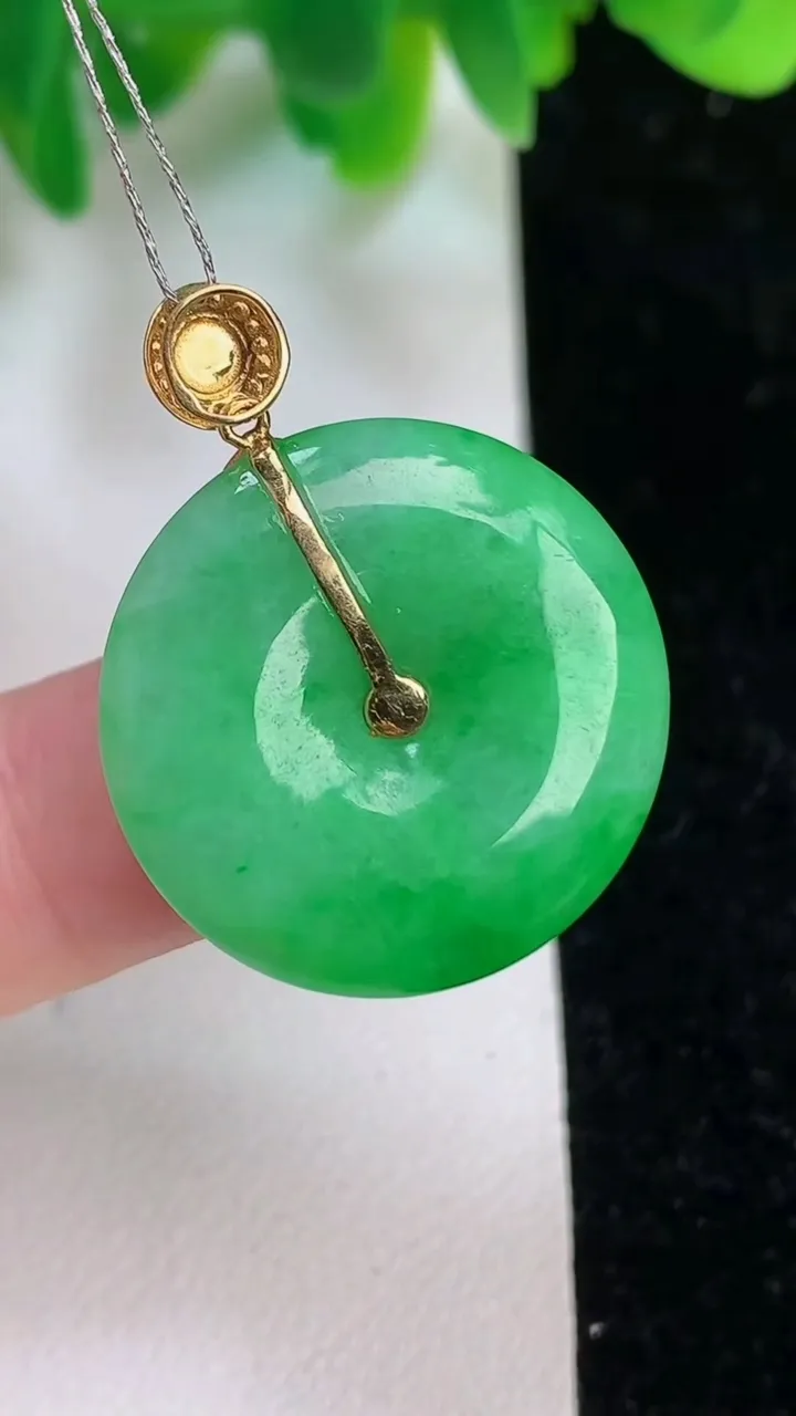 天然A货翡翠平安扣吊坠，尺寸23.3-4，重量:4.93g
6月18日