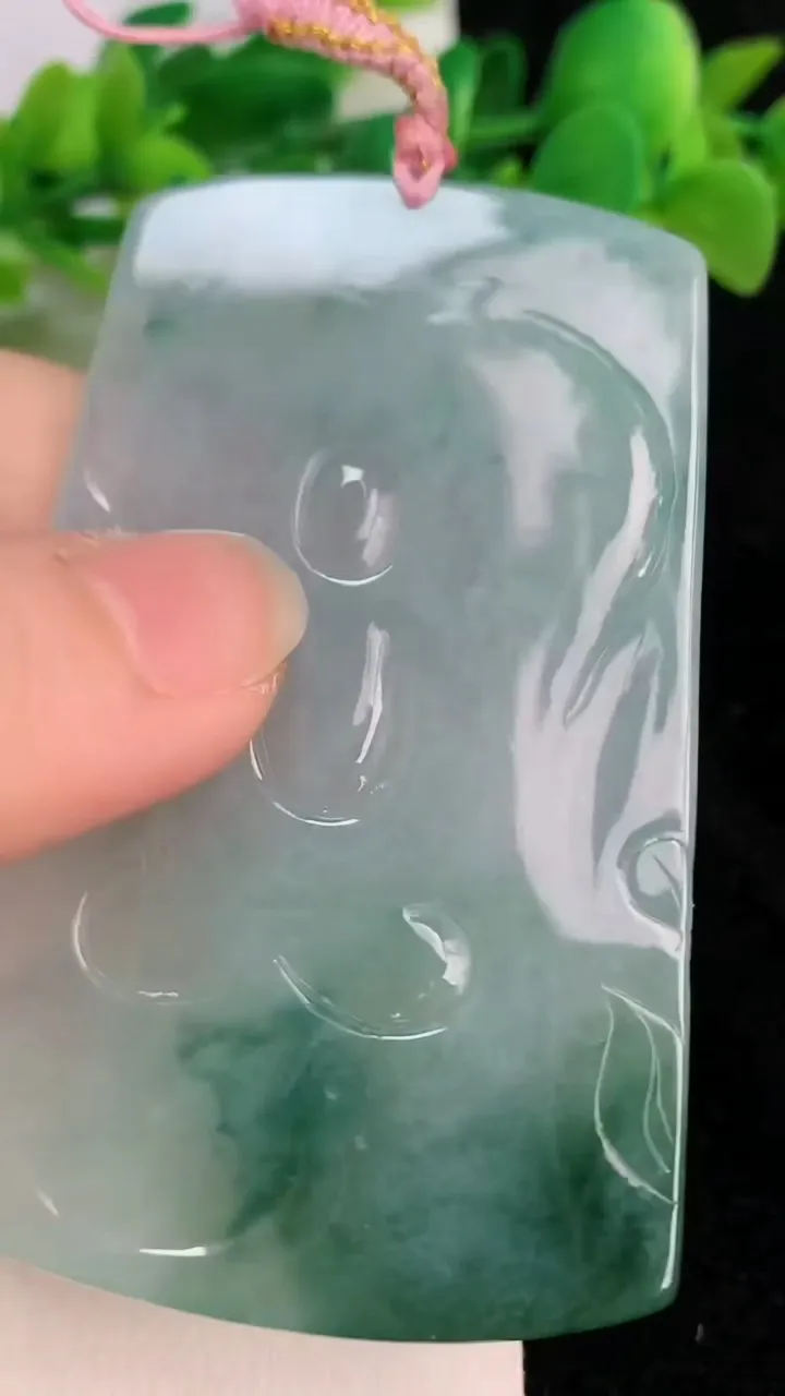 天然A货翡翠飘花大日如来吊坠，尺寸69.8-34.4-5，重量:40.00g
6月18日