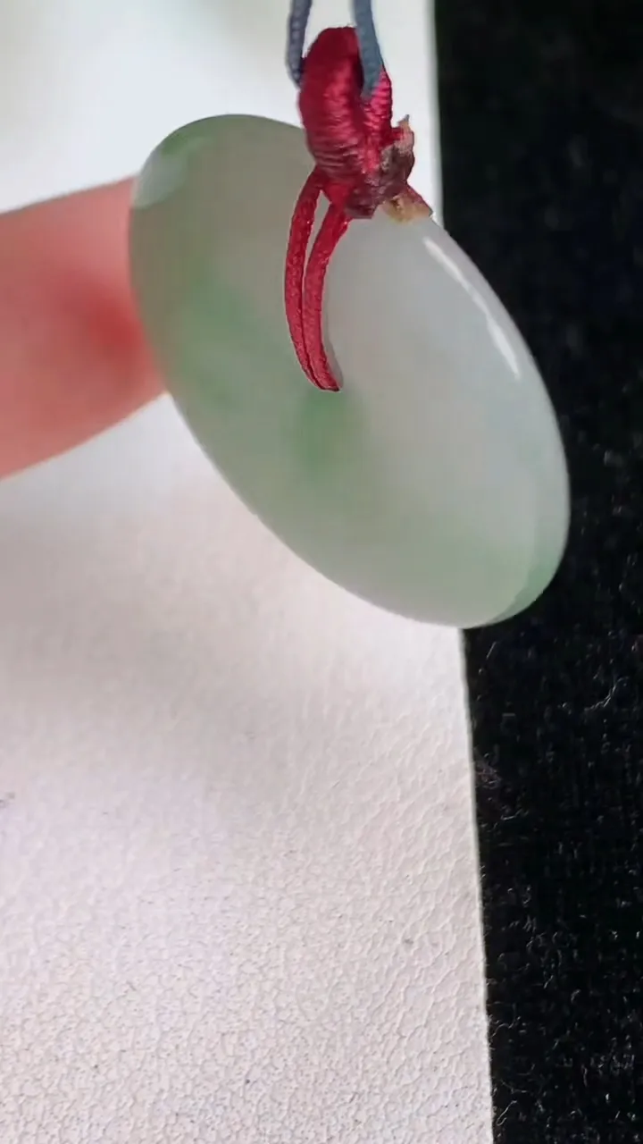 天然A货翡翠平安扣吊坠，尺寸26.7-5，重量:7.56g
6月18日