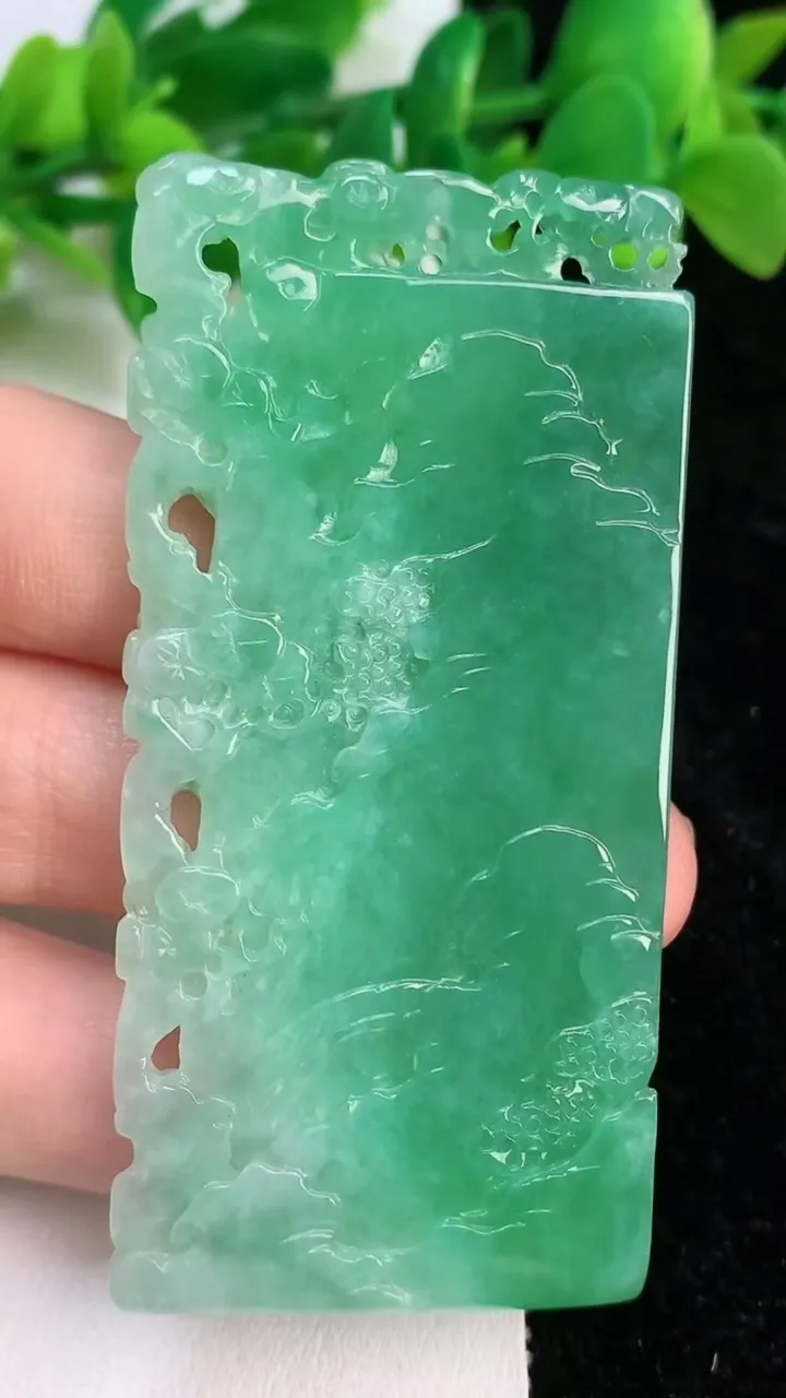 天然A货翡翠山水牌吊坠，尺寸69.5-32.6-4.7，重量:27.06g
6月18日