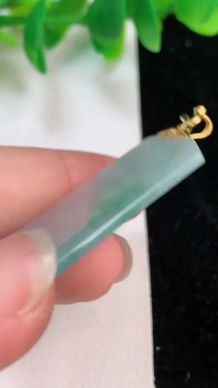 天然A货翡翠种飘花无事牌吊坠，尺寸41.4-22.4-2.7，重量:8.61g
6月18日