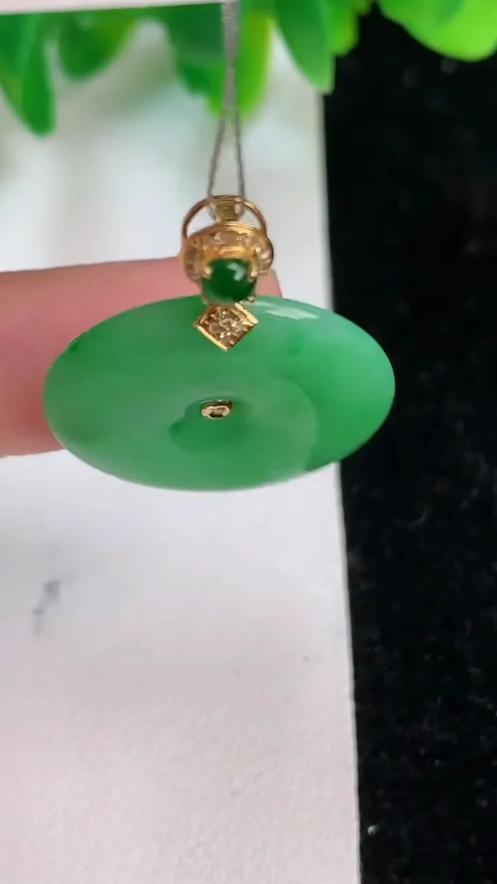 天然A货翡翠平安扣吊坠，尺寸23.3-4，重量:4.93g
6月18日