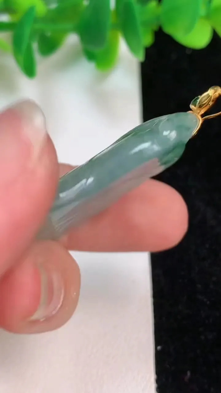 天然A货翡翠种飘花一鸣惊人吊坠，尺寸47-20.3-6.6，重量:12.60g
6月18日