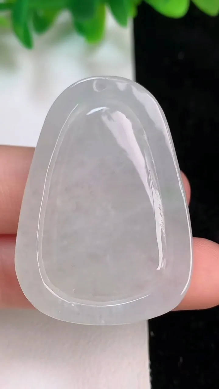 天然A货翡翠生肖猪吊坠，尺寸42.7-30.3-7.5，重量:16.86g
6月18日