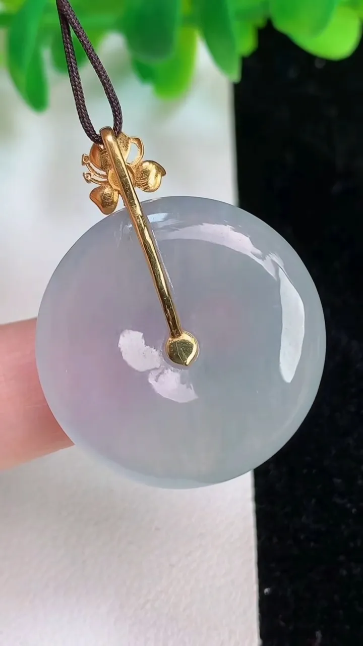 天然A货翡翠种平安扣吊坠，尺寸27-5.8，重量:9.78g
6月18日