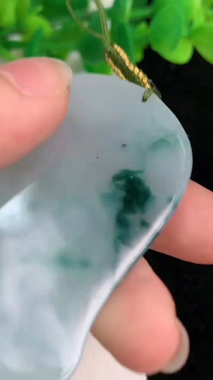 天然A货翡翠飘花观音菩萨吊坠，尺寸55-36.8-4.7，重量:22.12g
6月18日