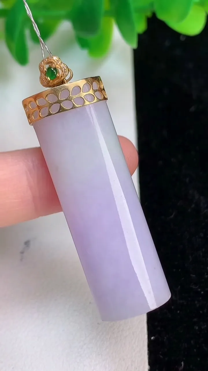 天然A货翡翠18k金紫罗兰平安柱吊坠，尺寸41.8-13.8-9.2，重量:14.80g
6月18日