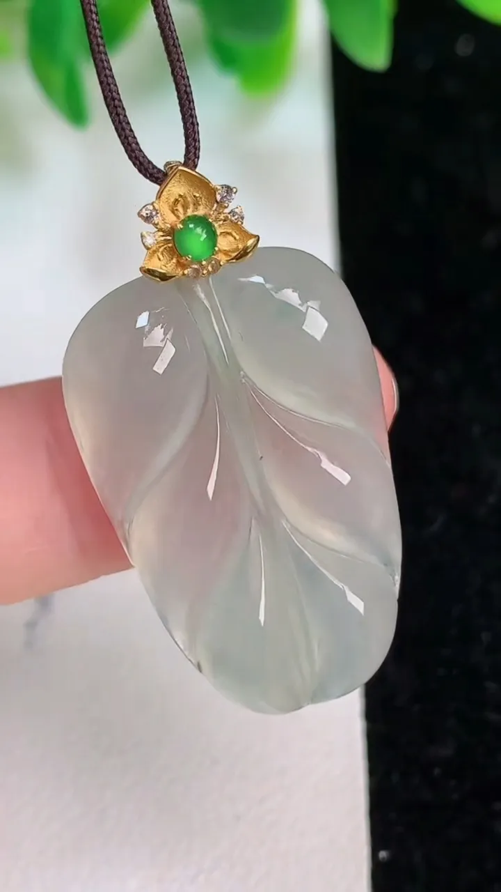 天然A货翡翠种飘花金枝玉叶 叶子吊坠，尺寸30-18.2-5，重量:5.23g
6月18日