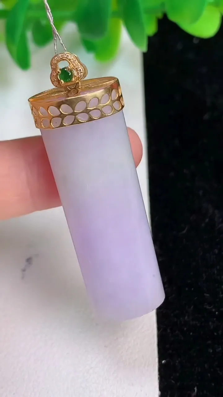 天然A货翡翠18k金紫罗兰平安柱吊坠，尺寸41.8-13.8-9.2，重量:14.80g
6月18日