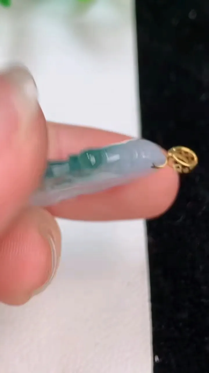 天然A货翡翠18k金飘花和和美美 荷花吊坠，尺寸30-19.2-2.8，重量:4.18g
6月18日