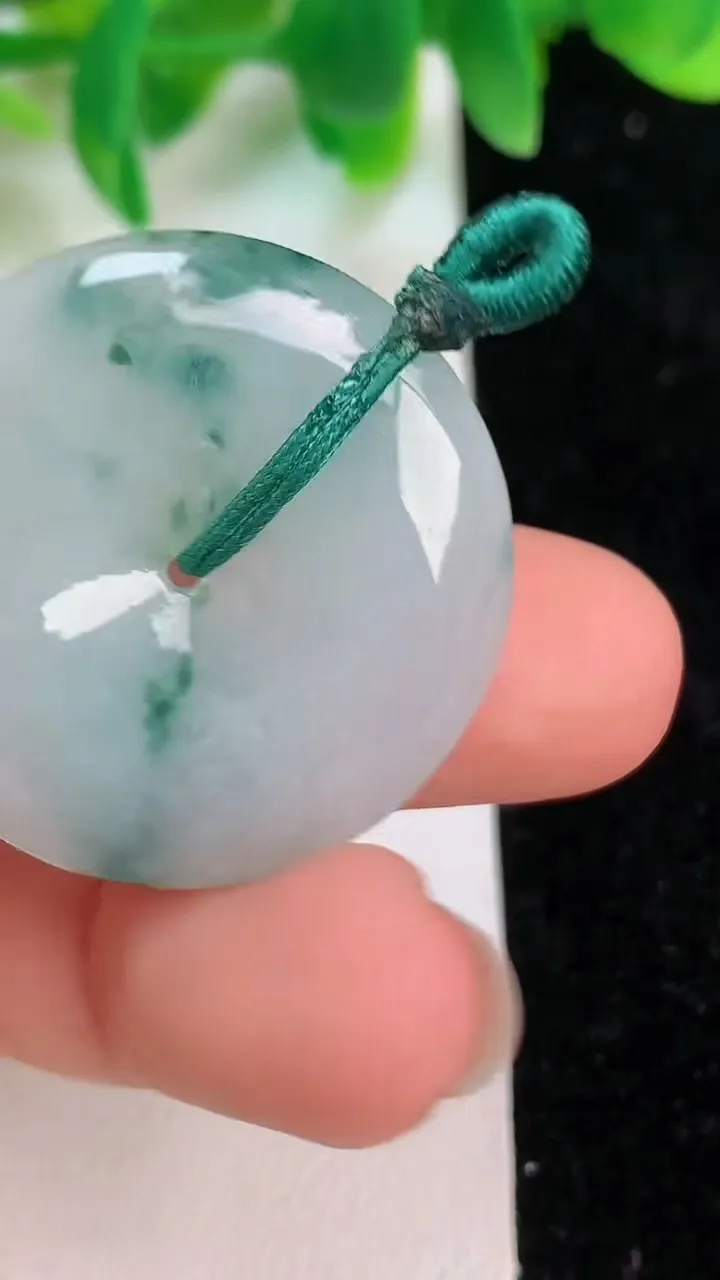 天然A货翡翠飘花平安扣吊坠，尺寸29.4-5.6，重量:9.00g
6月18日