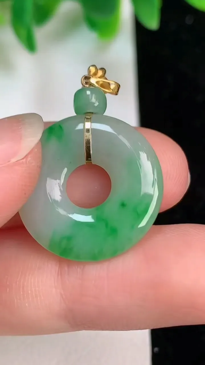 天然A货翡翠平安环吊坠，尺寸20.2-3.2，重量:2.88g
6月18日