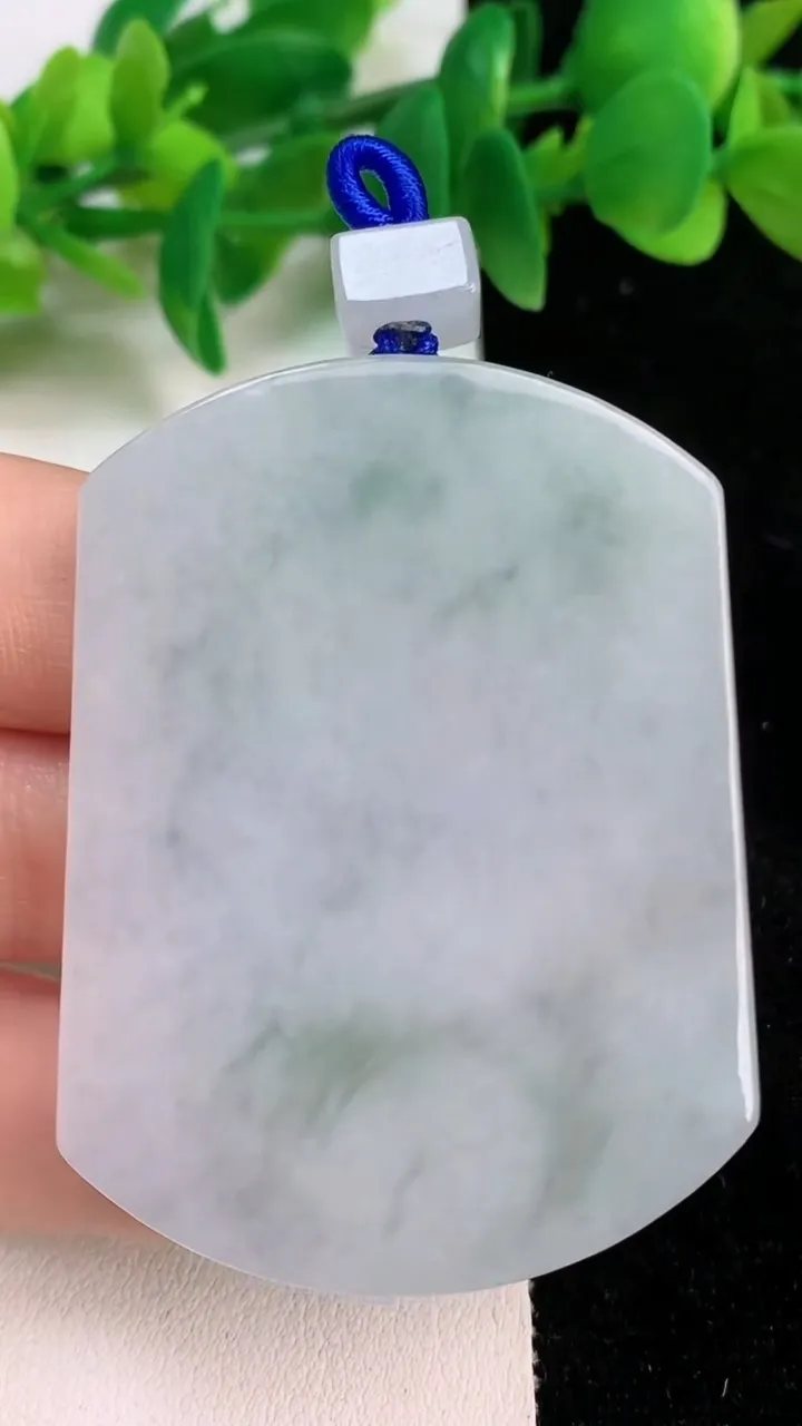 天然A货翡翠飘花无事牌吊坠，尺寸53.5-40-6，重量:38.15g
6月18日