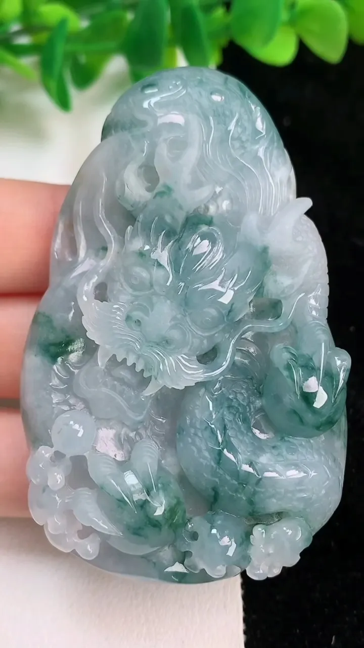 天然A货翡翠飘花龙牌吊坠，尺寸66-43-11，重:55.62g
6月18日